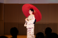 和傘を持つだけで、姿勢が変わるんです